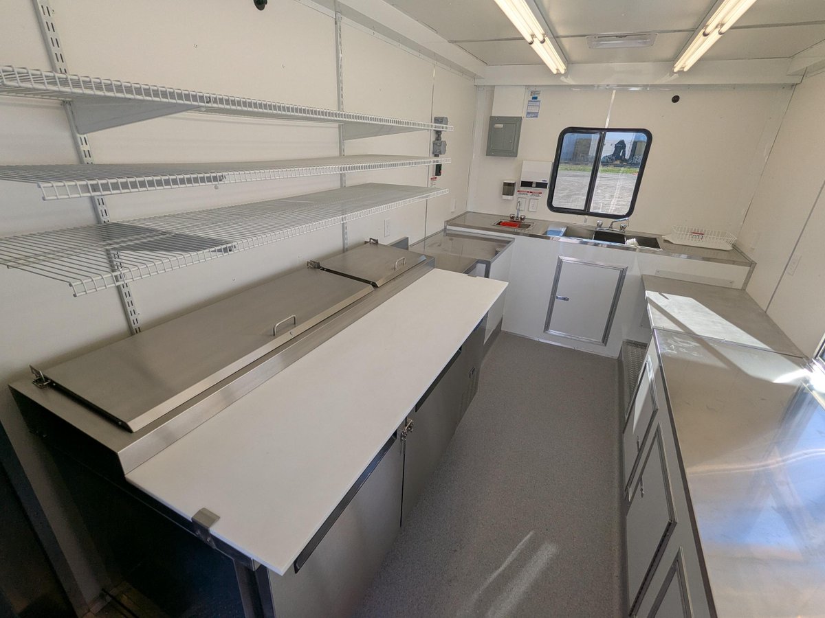 FoodTrucksInt's tweet photo. Our newest pizza trailer to roll out the doors, Ciciilia Pizza! Large four-deck Peerless Ovens 2324P deck oven helps them put out a lot of great pizza out of a very small foot print! #pizza #pizzatrailer #foodtruck #foodtruckbuilder https://t.co/bHDC8nPMSg