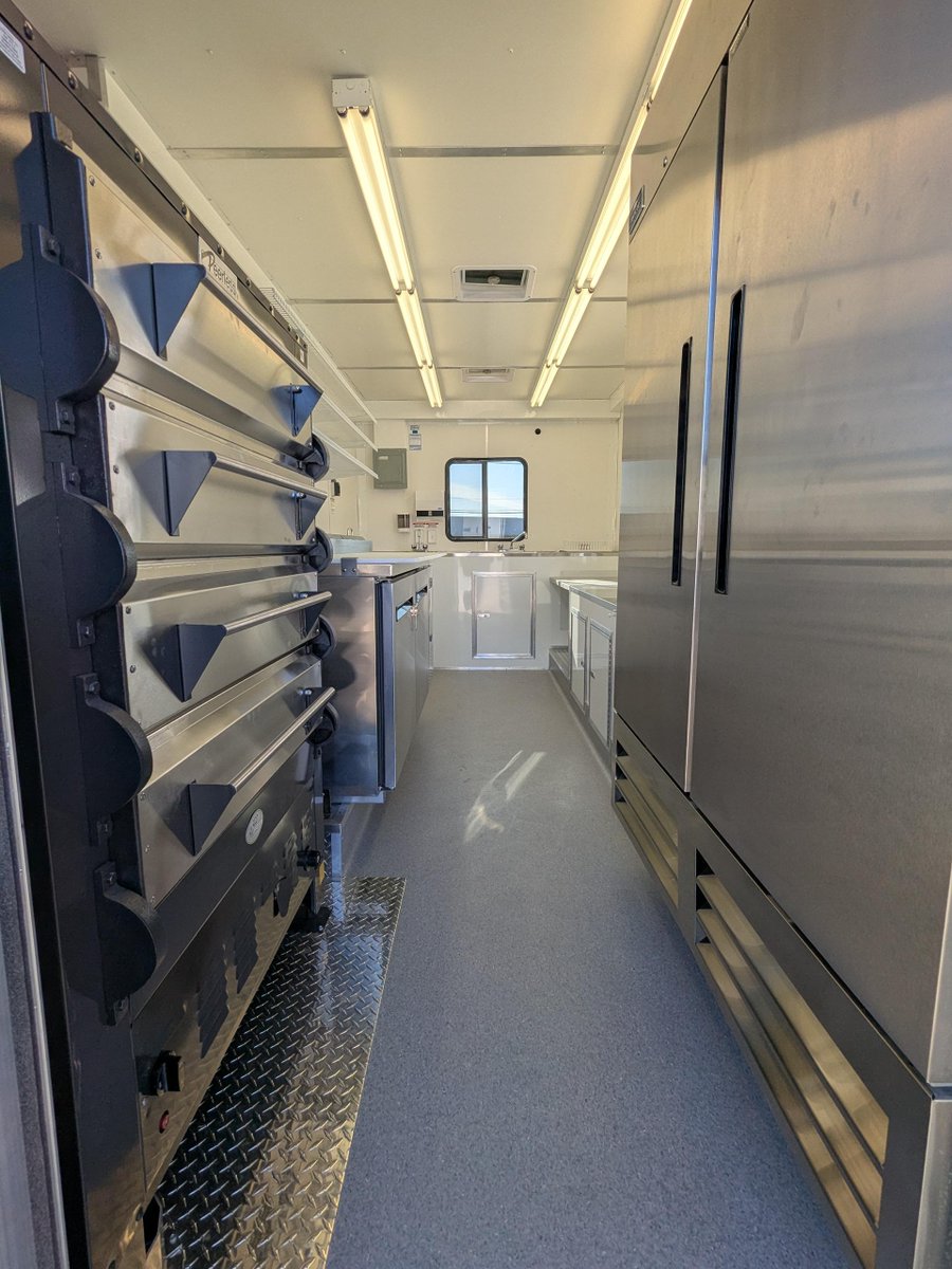FoodTrucksInt's tweet photo. Our newest pizza trailer to roll out the doors, Ciciilia Pizza! Large four-deck Peerless Ovens 2324P deck oven helps them put out a lot of great pizza out of a very small foot print! #pizza #pizzatrailer #foodtruck #foodtruckbuilder https://t.co/bHDC8nPMSg