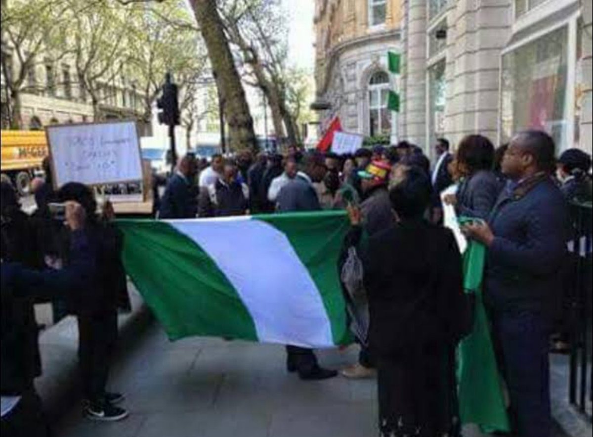harrydaniyan's tweet photo. @sowore @ProfZulum #EndPropaganda
#EndPhotoshop
#StopPromotingLies https://t.co/0GkEBtgaGE