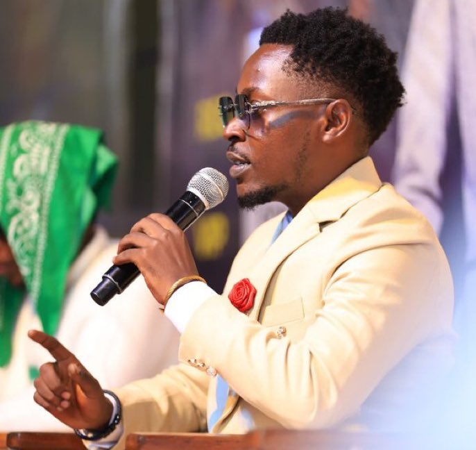 SNK (@iam_snk_) on Twitter photo Ninyenda <a href="/tpaul256/">T PAUL 256</a> kwaragire ati shutama nkutebeze story ndoonde ekishuba kyangye nkitebeze abari aha table yangye 😂😂😂😂 Ninyenda <a href="/tpaul256/">T PAUL 256</a> kwaragire ati shutama nkutebeze story ndoonde ekishuba kyangye nkitebeze abari aha table yangye 😂😂😂😂