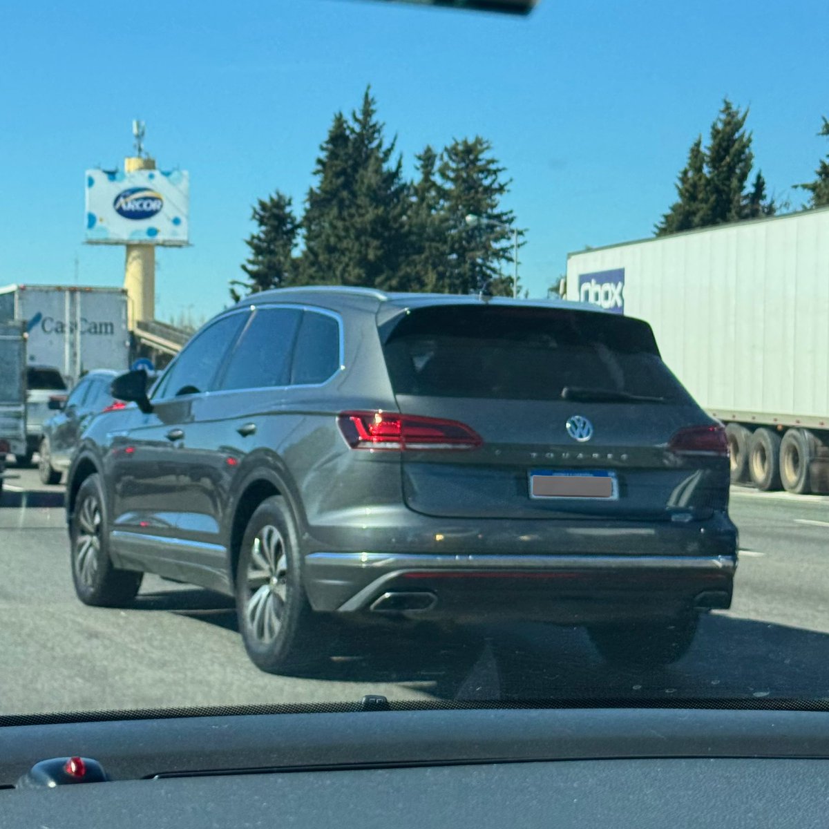 Estas VW Touareg CR sí que son raras en nuestros pagos!

Que aparato hermoso, una gran opción para esperar un par de años a qué la depreciación haga lo suyo