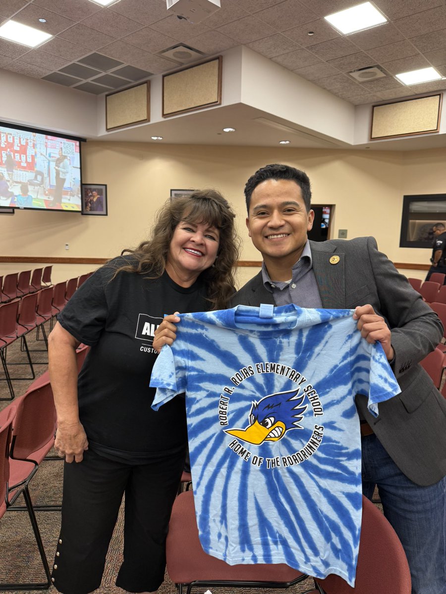 Trustee Manny Rodriguez (@mannyeptx) on Twitter photo Sandy’s enthusiasm was the perfect way to close out last night’s board meeting! 💪🏼🎉
Thank you for the amazing shirt from Robert R. Rojas Elementary School — I love it! 🤩
<a href="/SMorales_Res/">Sandy Morales 🇱🇷</a> <a href="/RobertRRojas_ES/">Jennifer Marquez</a> Sandy’s enthusiasm was the perfect way to close out last night’s board meeting! 💪🏼🎉
Thank you for the amazing shirt from Robert R. Rojas Elementary School — I love it! 🤩
<a href="/SMorales_Res/">Sandy Morales 🇱🇷</a> <a href="/RobertRRojas_ES/">Jennifer Marquez</a>