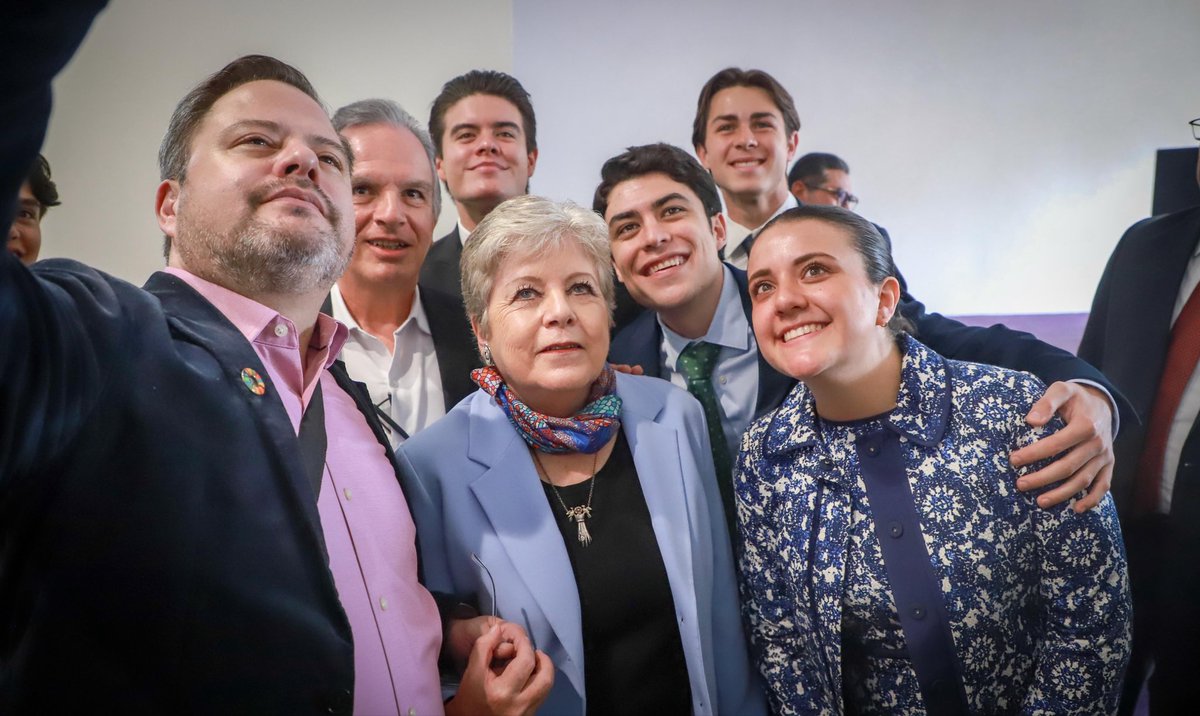 aliciabarcena's tweet photo. Muy agradecida con el @TecdeMonterrey, campus Santa Fé, por su invitación para participar en el conversatorio: “Sembrando Ecoesperanza: Un diálogo intergeneracional sobre la justicia climática”. ¡Las juventudes no son herederas del futuro, son protagonistas del presente! https://t.co/xv0oUd5z2B