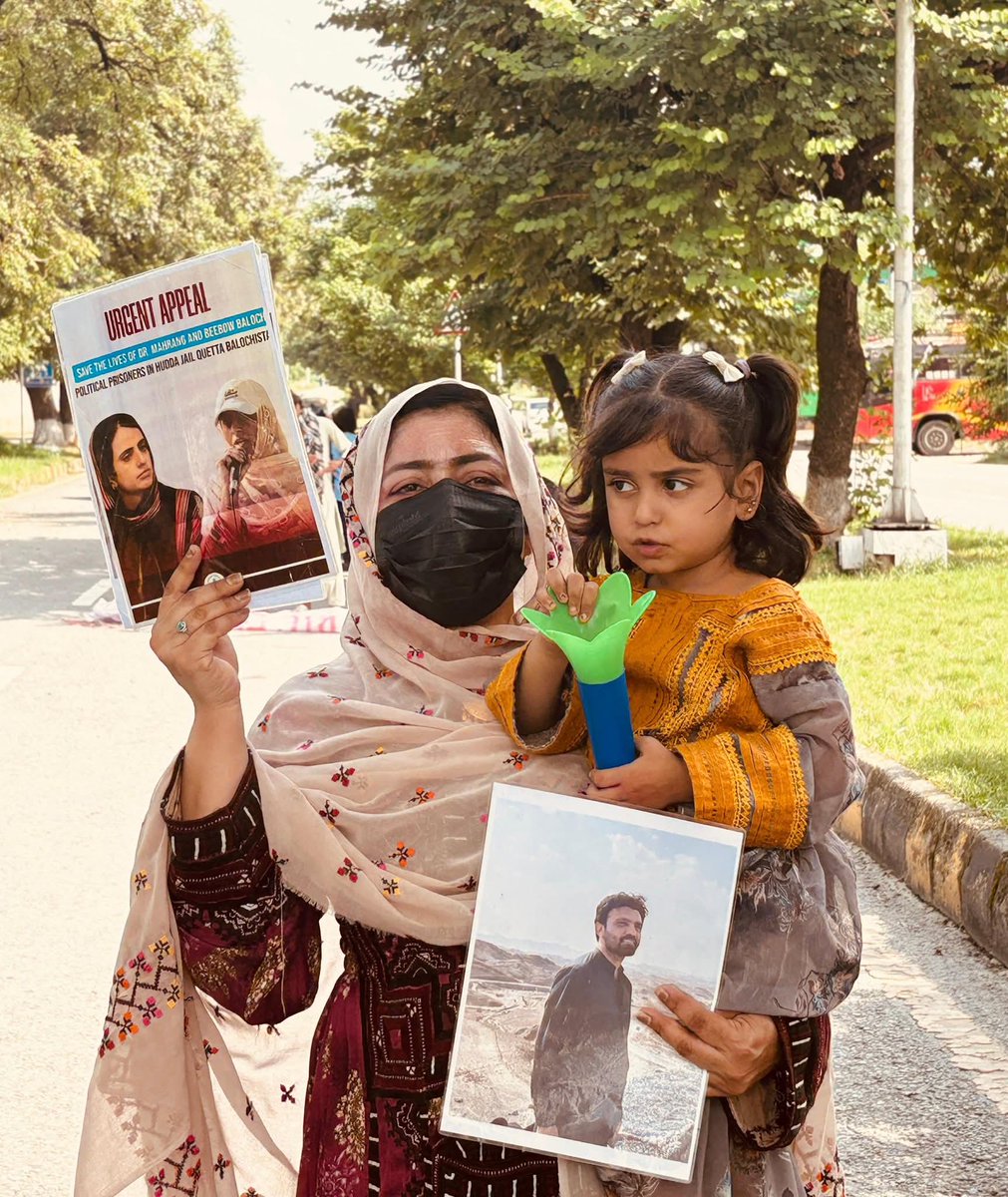 پچھلے 37 دنوں سے بلوچ مائیں اور بہنیں اپنے جبری طور پر لاپتہ افراد کے خلاف اسلام آباد کے سڑکوں پر سراپا احتجاج بیٹھے ہیں 💔 کوئی سننے کو تیار نہیں ، بالآخر کیوں اور کب تک ؟
#ReleaseAllMissingPersons