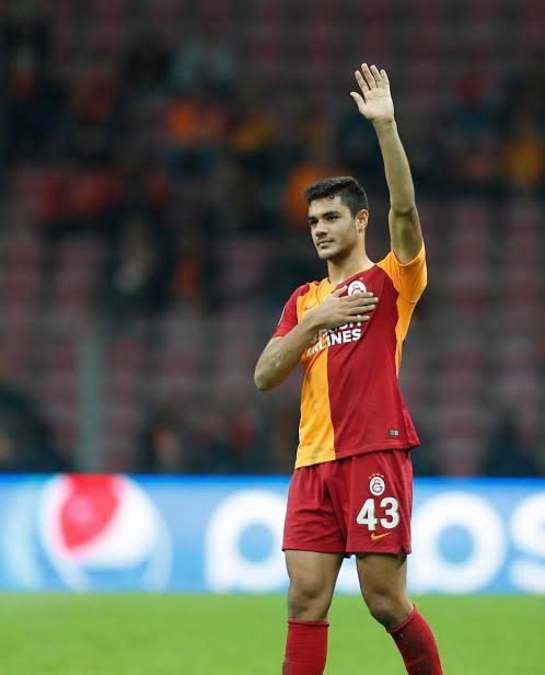 Sözleşmesinde 7.5 milyon euro serbest kalma bedeli olmasına rağmen Galatasaray'a daha fazlasını vermezseniz bu transfer olmaz diye rest çekmişti. Ozan Kabak'a her zaman saygımız sevgimiz sonsuz olacak. Bu delikanlılığı hiçbir topçu yapmaz 19 yaşında