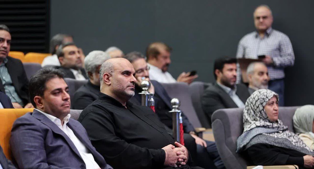 mtavakolizadeh's tweet photo. روزخبرنگارهیئت داوران بنده رابعنوان نقد پذیرترین مدیرشهرداری تهران انتخاب کرد.
 ازلطف هیئت داوران تشکرمی کنم هرچندخودرا لایق این عنوان نمی دانم.
امانقدجایگاه ویژه ای دراصلاح وپیشرفت دارد صبردرمقابل منتقدان وپذیرش خطا مسیر های پیشرفت راپیش روی ماخواهدگذاشت. https://t.co/7btnj9QqEu https://t.co/aONqrgUPvV