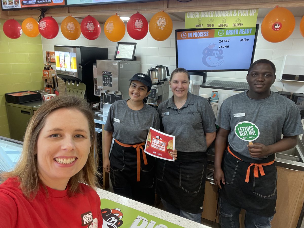 Lots of enthusiasm for #BurgersToBeatMS at the ⁦<a href="/AWCanada/">A&W Canada</a>⁩ in the St. Laurent Shopping Centre! Today, $2 from every Teen Burger purchase is donated to ⁦<a href="/MSCanOfficial/">MS Canada</a>⁩ to help fund MS research, programs, and advocacy.