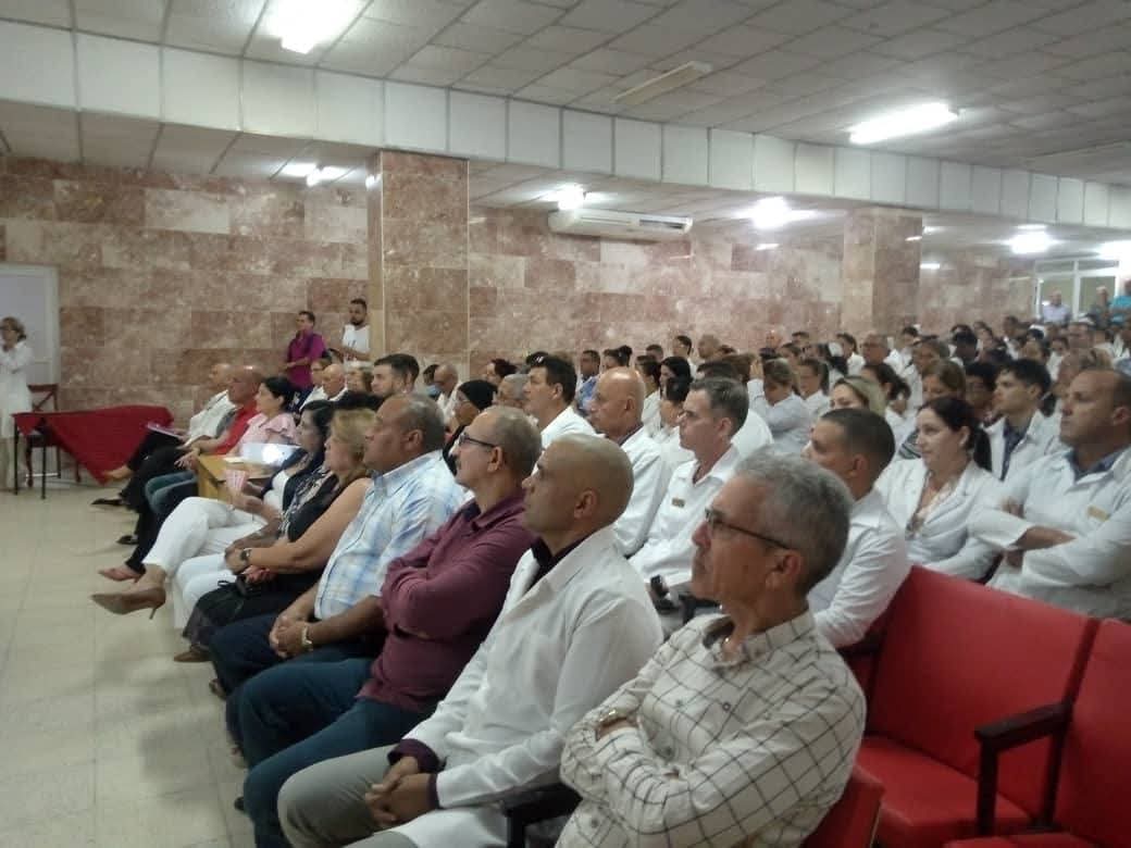 #PorCubaJuntosCreamos 
Recibe el Hospital General Provincial Camilo Cienfuegos de Sancti Spiritus, la condición de Institución Acreditada con Oro. 🏅
📌 Fueron acreditados el 100% de los 41 estándares auditados por la JUNAS.