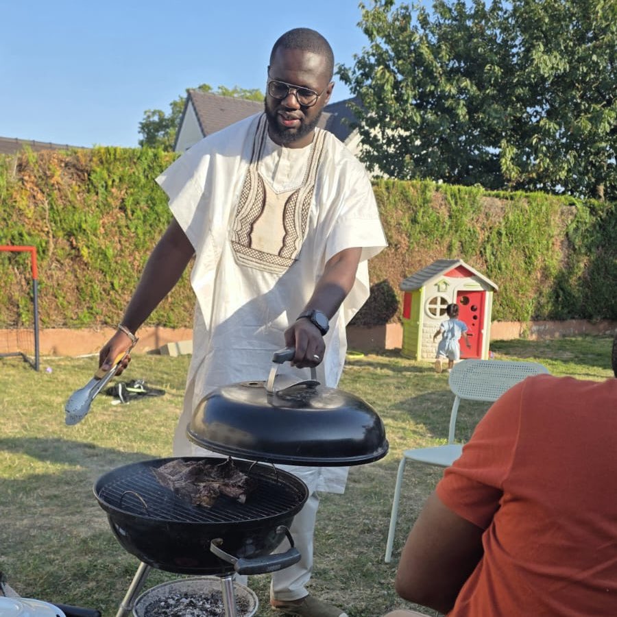 CheickIbtidiani's tweet image. 📍Mali, Algérie, France, Guinée : une seule fierté et c’est mon identité ✌🏿

#Malien de naissance, #Africain par essence, #Algérien et #Français d’adoption, #Guinéen par mariage, je porte en moi la richesse de quatre terres qui m’ont façonné. Le matin, je savoure la bouillie de…