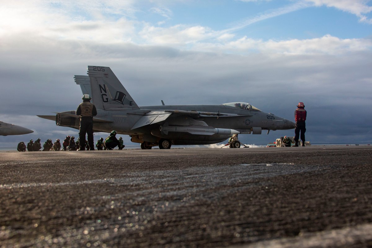Roberto_yeager's tweet photo. #Remember?
Cada vez se ven más AIM-174B #Gunslinger, ahora en un #McDD(#Boeing) F/A-18E #SuperHornet del VFA-14 sobre el #CVN72 #USSAbrahamLincoln durante el ejercicio #NorthernEdge 2025 (#USNavy photo by Mass Communication Specialist Seaman Shepard Fosdyke-Jackson) #Aim174B https://t.co/12HmCXYzDK