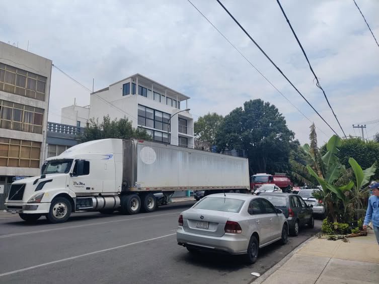 Lupa777's tweet photo. Urge atención, estamos sin servicio @TELMEXSoluciona @Telmex porque un camión en CDMX Xochicalco esquina Matias Romero, Letran Valle, Benito Juarez C.P. 03650  un camión tiró el poste URGE ATENCIÓN 🚨 ya hay varios reportes y no viene nadie https://t.co/2wH75mXSMc