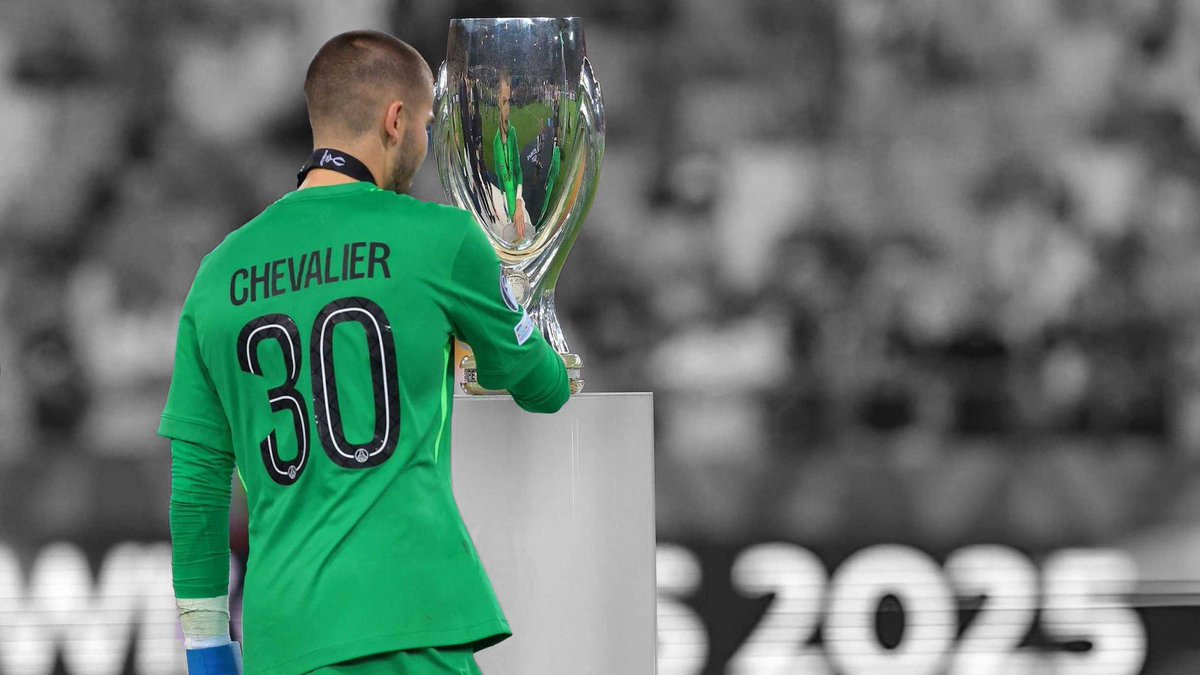 ChevalierVibes's tweet image. Cette première, il est pas prêt de l&apos;oublier ! 💚🧤

Un trophée européen pour son premier match ! 🇪🇺💫