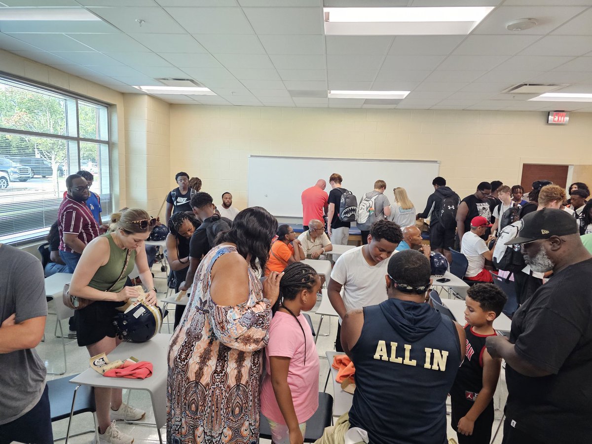 BHSBengalFB's tweet photo. Thank you, Bengal🐅🏈 Parents, for last night's B-Team Decal Party❗️❗️ We are looking forward to seeing your hard work on our student-athletes at our scrimmage tonight!
#Relationships #StripesEarned https://t.co/yUWeTl3JfG