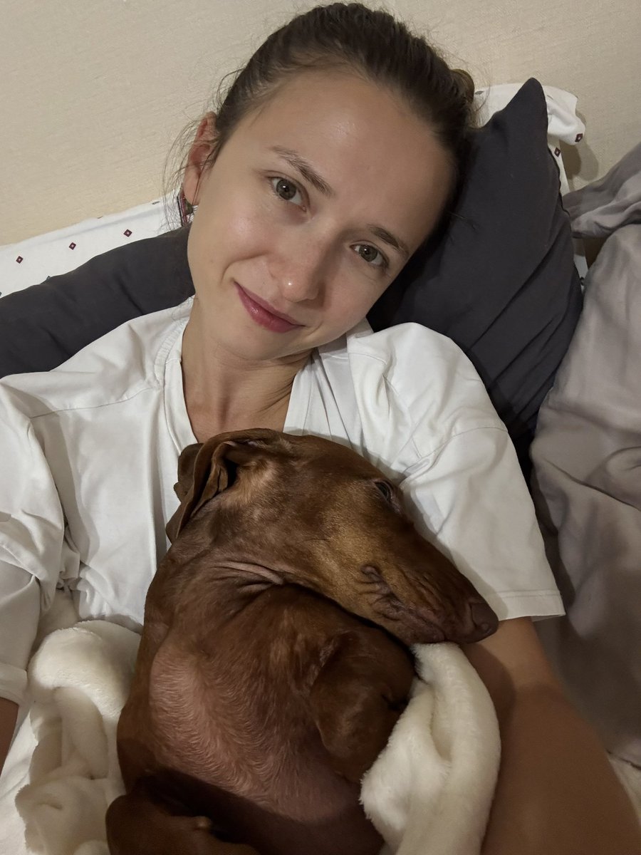 Мне больше нельзя смотреть смешные рилсики перед сном, потому что Дороти думает что я не хихикаю, а плачу и лезет меня утешать, видно что это ее тревожит. Моя бусинка, чувствует что мать с кукухой не в ладах, старается как может.