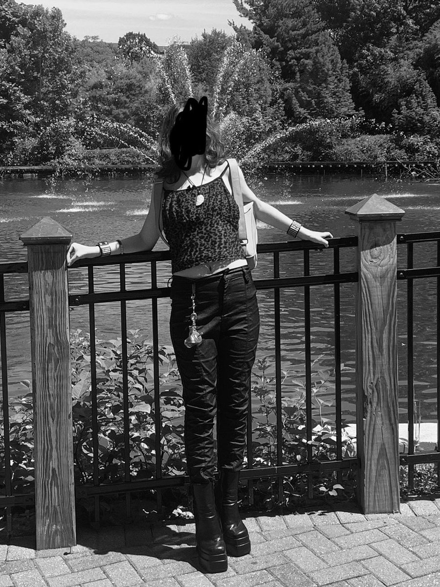 ShinkenMagenta's tweet image. Starting a new thread

No face, full body edition!

I..lowkey really like how I looked in this photo-