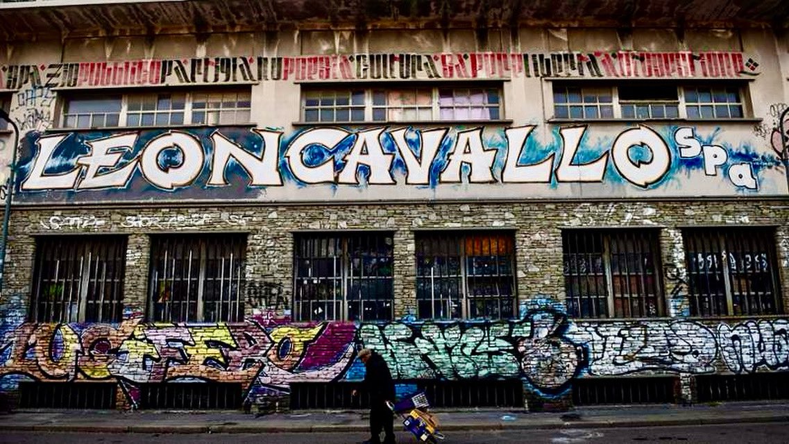 Ciro Pellegrino (@ciropellegrino) on Twitter photo «Centro sociale occupato» si chiama. Si autodenuncia già nel nome, perché è nell’atto stesso di occupare che nasce il centro sociale. Occupare, si. 
Lavorare di braccia e di testa per recuperarlo, sapendo che non è tuo e mai lo sarà. 
Strappare al degrado un luogo privato, vuoto, «Centro sociale occupato» si chiama. Si autodenuncia già nel nome, perché è nell’atto stesso di occupare che nasce il centro sociale. Occupare, si. 
Lavorare di braccia e di testa per recuperarlo, sapendo che non è tuo e mai lo sarà. 
Strappare al degrado un luogo privato, vuoto,