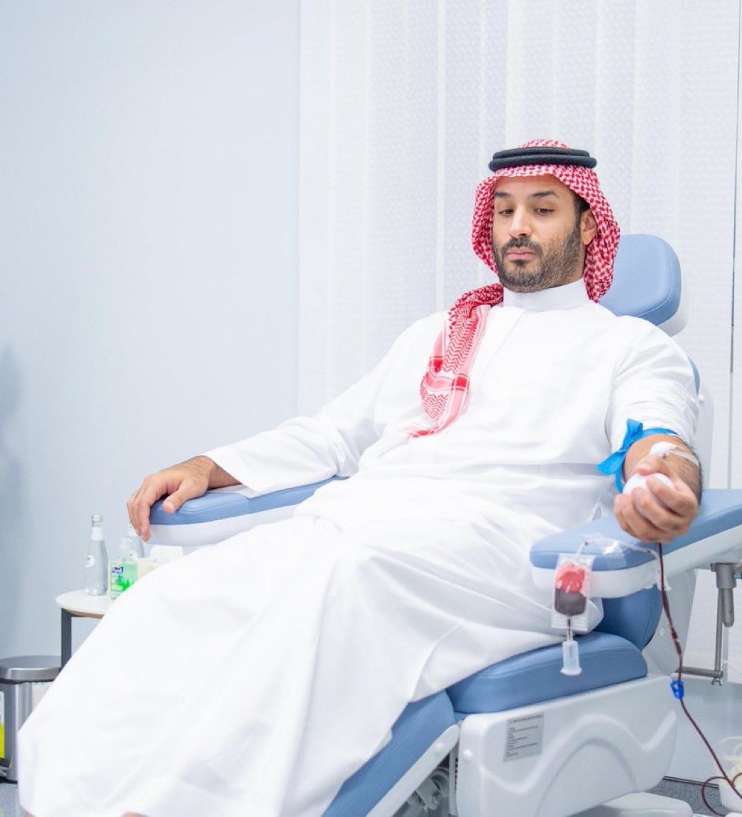 قدوتنا سمو سيدي ولي العهد يتبرع بالدم في لفتة إنسانية عظيمة.. ويدشن الحملة الوطنية السنوية للتبرع بالدم ❤️

#حملة_ولي_العهد_للتبرع_بالدم