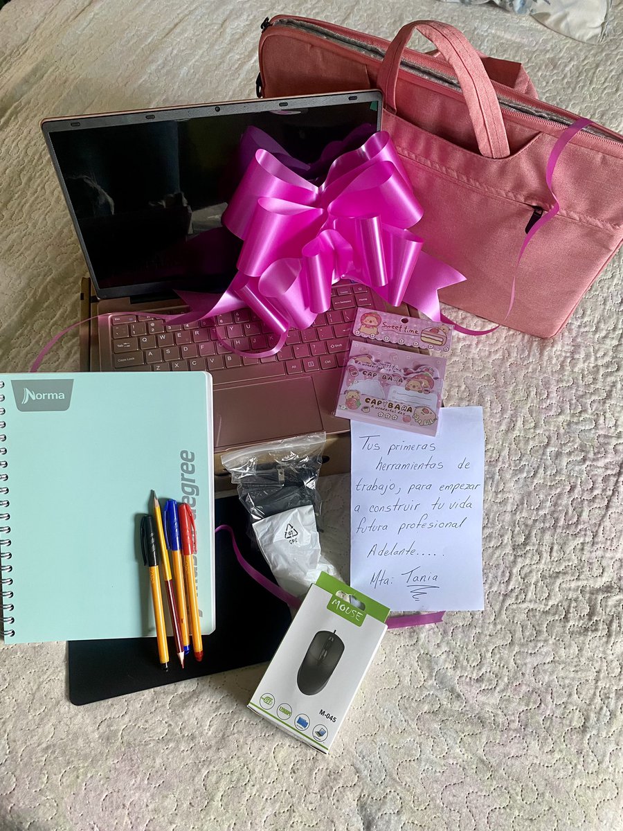 Tania_cd_'s tweet photo. El lunes comienza mi vida de maestra titular, lejos de mi familia, amigos y de mi pueblito! 
Mi mamá siempre apoyándome, y dándome todo lo que está a su alcance! 
No saben que falta me hará 🥹❤️ https://t.co/OW6rThhlPK