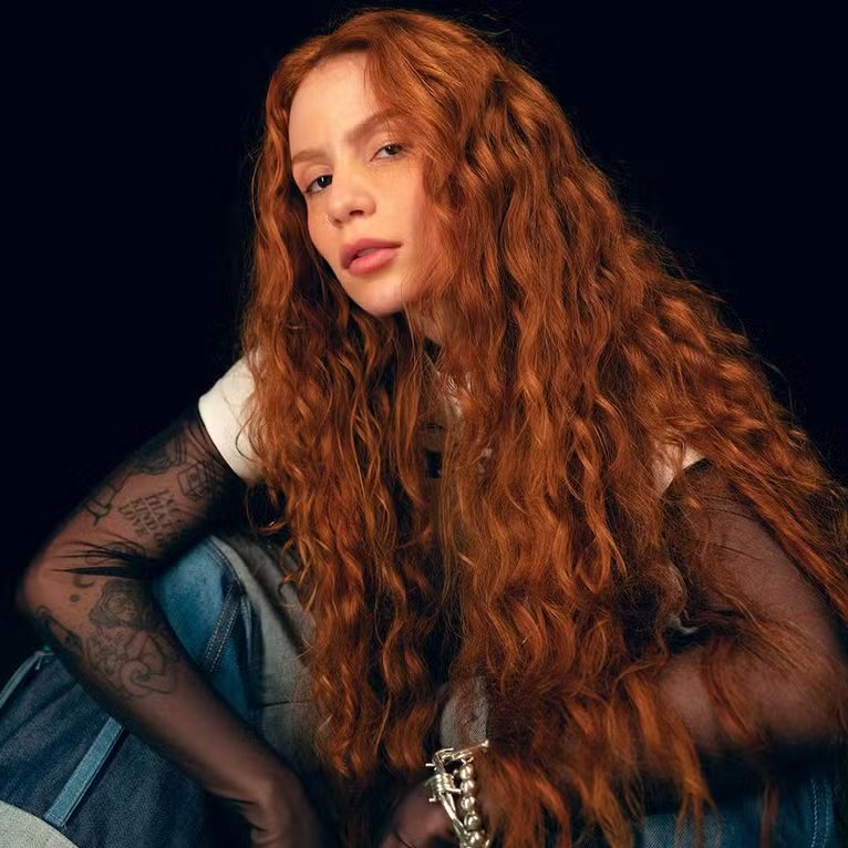 Com um hit viral, Carol Biazin está dominando 2025 e é a ÚNICA cantora pop no Top 50 do Spotify Brasil.