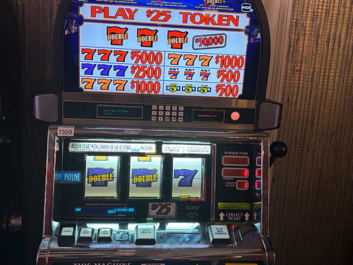 A lucky guest just scored a $10,000 jackpot on the Double Gold $25 machine! 🎰💸
Two DOUBLE symbols + a 7 = one unforgettable spin!