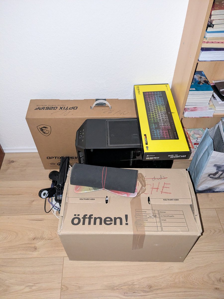 So, mein Setup sieht jetzt erstmal so hier aus. Wird also für unbestimmte Zeit keine Streams geben, bis der Tisch in der neuen Wohnung ist.