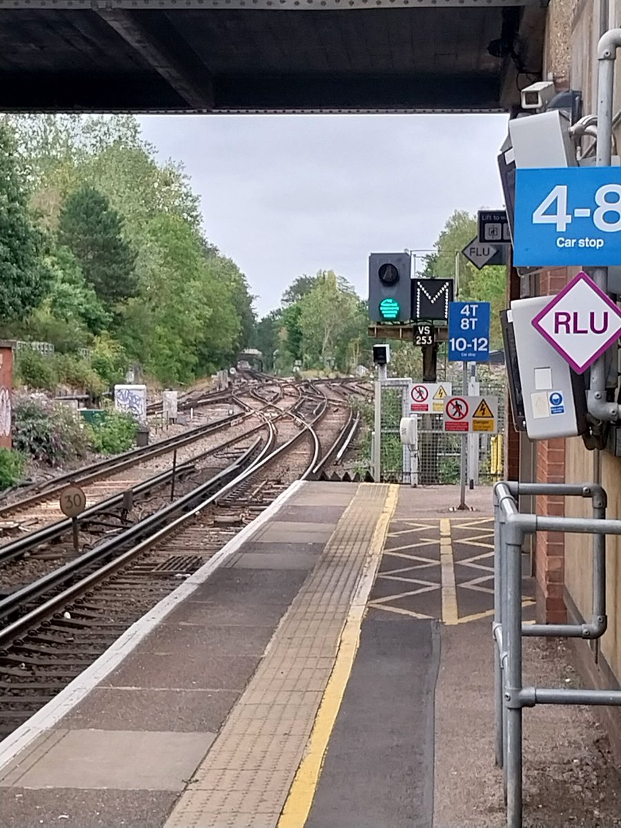 Here I found 3 up london bound signals including middle platform 2 reverse up signal london bound. Also VS253 down kent signal platform 2 here at Swanley. Usually for Swanley new barn railway (before it turns 40) + go coach bus garage 100th anniversary this Saturday only.
