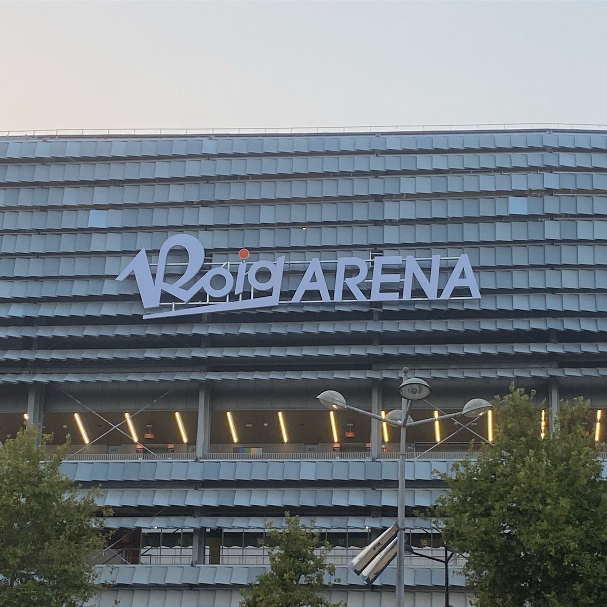 Valencia en rótulos. Avenida Antonio Ferrandis. El futuro ya está aquí. Imagen tomada en agosto de 2025. Foto: <a href="/lauragarces_/">Laura ~</a>