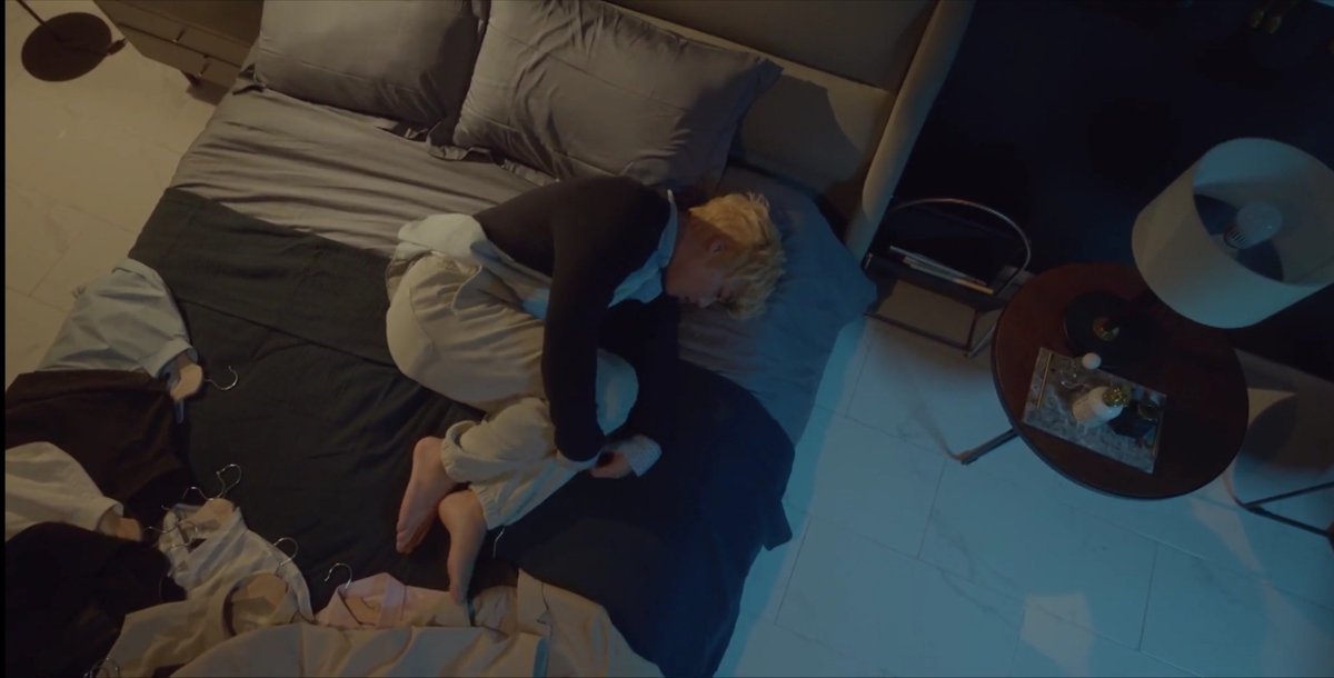 iiforjihoon's tweet image. Yeo jun me duele muchísimo,por fuera,siempre está con esa sonrisa radiante,siendo el chico popular que todos quieren. Pero cuando se queda solo,es como si la máscara se le cayera y nos dejará ver lo solo y roto que se siente en realidad 😭💔

#AtaDistanceSpringisGreenEp2