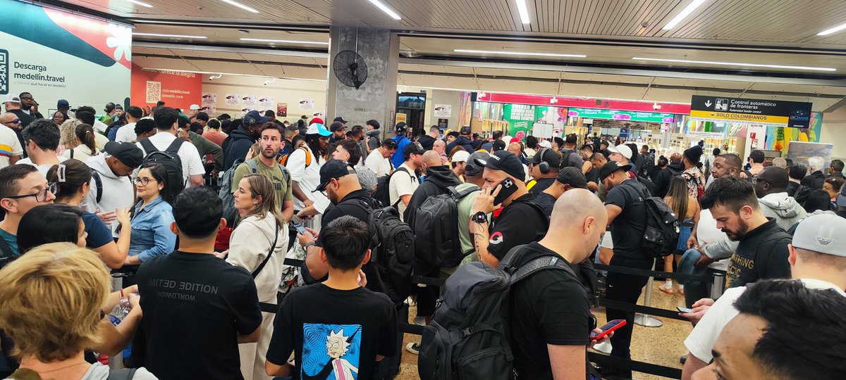 Cuando vine la primera vez a #Medellin hace un par de años me tocó una fila de 2 horas en migración en el aeropuerto. Hoy confirmo que no fue algo casual. Tienen serio problema operativo. Y eso que es una ciudad turística. 🫣