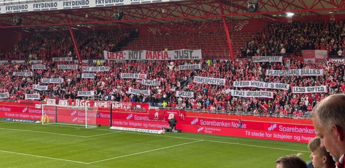 Jeg kan like mye om tifo som jeg kan om finsk bordtennis. La det være klart. Allikevel:
Dette må vel være noe av det sterkeste som er kommunisert fra en norsk tribune noensinne?