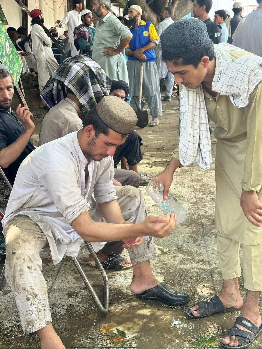 یہی وہ طلباء ہیں جو فرشتوں کی دعاؤں کے ساتھ نکلتے ہیں، مگر عوام کی خدمت میں مٹی اور گرد میں لت پت ہو جاتے ہیں—ان کے حوصلے پہاڑوں سے بلند ہیں۔ اہلِ مدارس کو سلامِ عقیدت