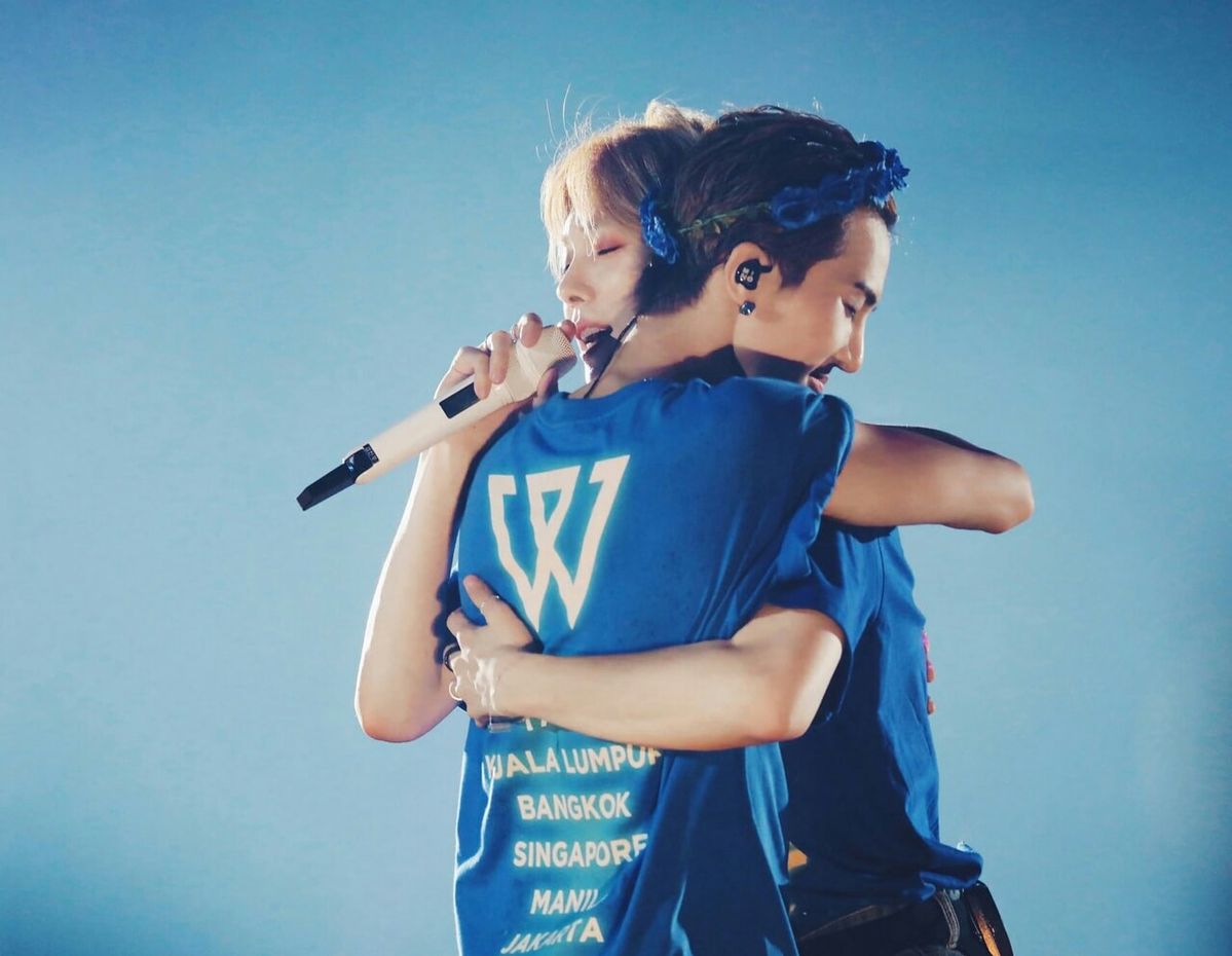 The iconic Songkim hug 🫂