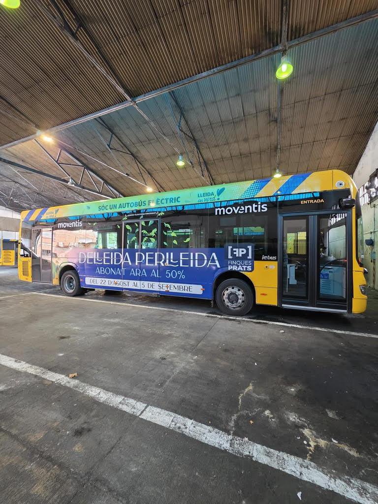 atletic_lleida's tweet photo. 🚎💨 La nostra campanya ja no s’atura!
Ara també viatja pels carrers de la ciutat amb el nostre bus rotulat.
Què et sembla? 😍 https://t.co/s7APfUnvIM