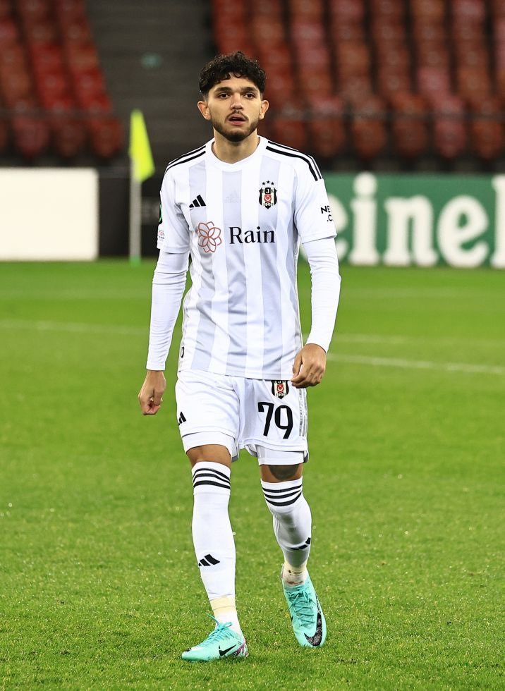 Mesela bu çocuk neden Beşiktaş’ta? Görmeye tahammül edemiyorum bunları.