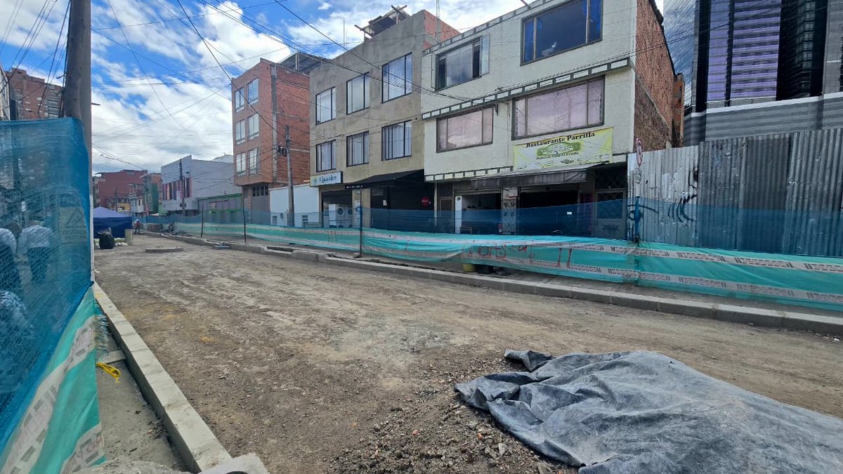 Por medio de nuestra estrategia #LocalidadesAlTablero hacemos control a las obras para la construcción y conservación de malla vial en #Usaquén.

Acá, se invierten más de $2⃣0⃣.4⃣0⃣0⃣ millones, y evidenciamos un 6⃣1⃣% en el avance de este proyecto.