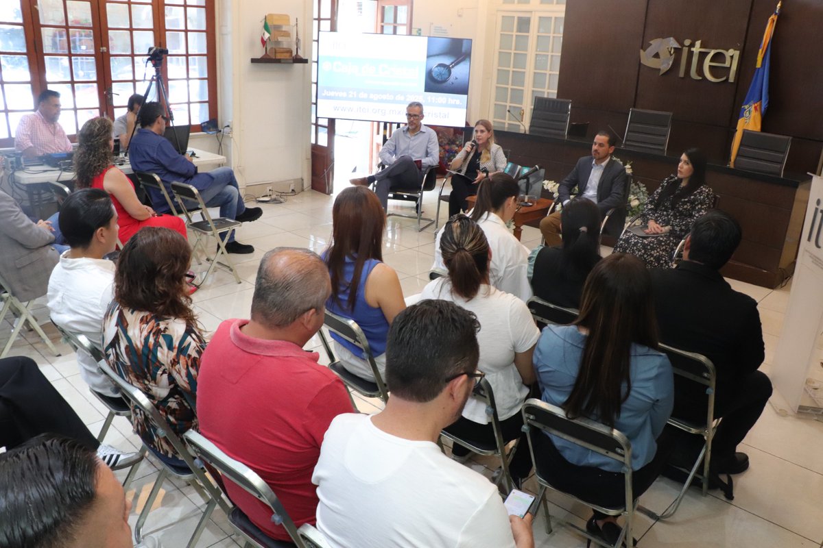 Presenta el <a href="/ITEIJal/">ITEI</a> la última edición de la Revista Caja de Cristal

“Lo escrito permanece y por ello es importante tener esta Revista Caja de Cristal”, así lo manifestó la Comisionada Presidenta del <a href="/ITEIJal/">ITEI</a>, Mtra. <a href="/olinavarr/">Olga Navarro</a>, en la presentación del número 20 de la publicación