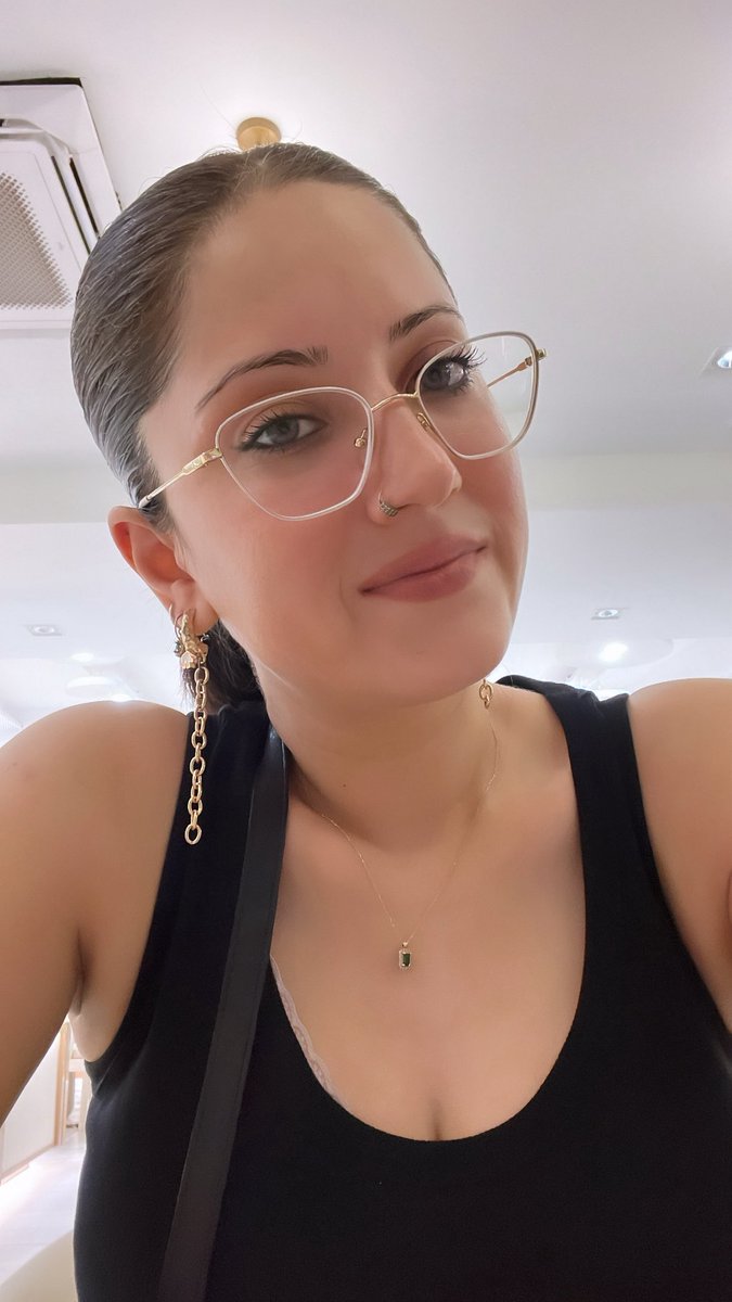 Bu sıcaklarda saçını bu şekil toplamayıp düzleştirip ya da maşa yapan kızlara hayranım. Ben saçımı traş ettirmek istiyorum bazen.