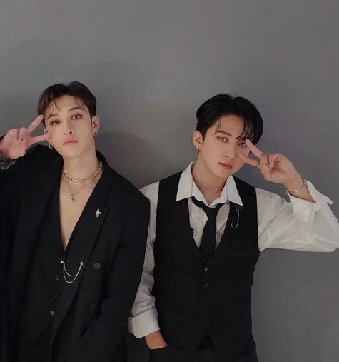 Changbin y Bangchan: compositores exitosos millonarios miembros de unos de los mejores bg de la 4ta gen

Mandy: ser una ridícula desempleada que se siente superior por tirarle a un grupo