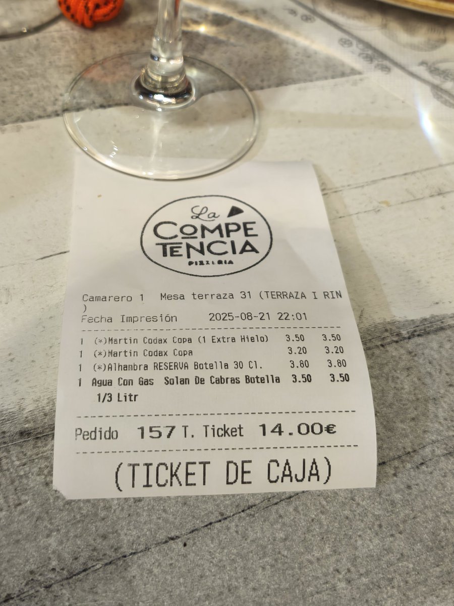 DanieelaGarrido's tweet photo. Un pasaje en el Titanic para acabar muerto por un iceberg era bastante caro. En Valladolid al menos una piedra de hielo solo cuesta 30 céntimos. @yustin pizze

#PizzeríaLaCompetencia https://t.co/iTXeFKyA2P