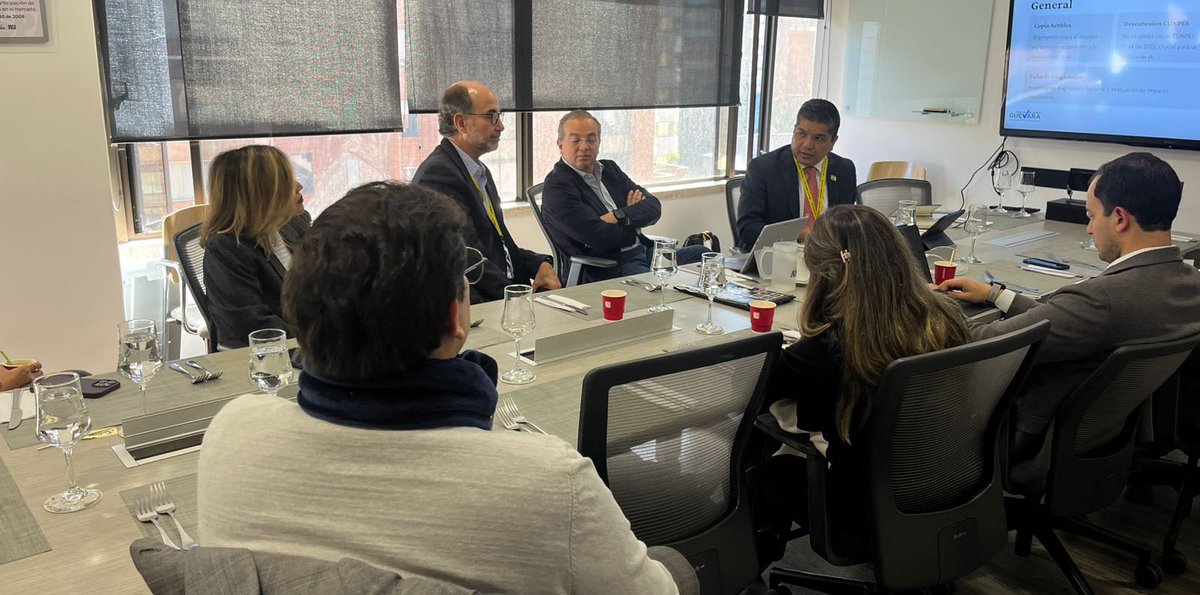 En Junta <a href="/ANDIgitalSe/">Cámara de la Industria Digital y Servicios ANDI</a> nos reunimos con HS <a href="/carlos_guevara/">Carlos Edo Guevara</a> para conocer alcance/detalles del Proyecto de Ley 042 Senado sobre #InteligenciaArtificial 

Un dialogo muy importante para comprender objetivos y de esta manera identificar comentarios y aportar en discusión del mismo.