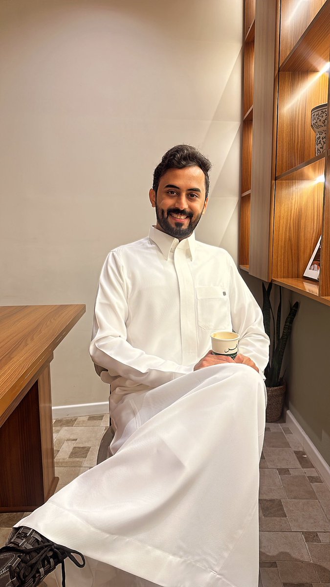 صوره حديثه تم التقاطها قبل قليل لايوجد منها هدف فقط أحببت أن أؤكد أنني رجُلٌ شرقي ذائقتُه صعبه ، يعتز بذاته ، بسيطٌ في حياته ، عظيمٌ في صفاته ، يعلم أنه ليس محبوب من الجميع وتلك سنة الحياه ولكنه يعرف جيّدًا أنه لم يؤذي ولن يؤذي انسانًا ماعاش 🤍

#عادل_هيف