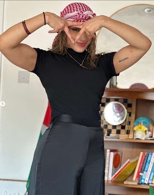 <a href="/koshercockney/">Kosher🎗</a> "What the hell is happening to the UK?"

Rahmeh Aladwan - a practising <a href="/NHS/">@NHS</a> doctor - stands on a public stage, calls for "armed resistance" - code for terror - openly declares that Israel "must go," brands Zionism as "Jewish supremacy," and demands that Jewish schools,