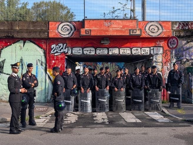 Chiudere uno spazio di cultura e aggregazione con la scusa della legalità è meschino. Farlo d’estate, nel silenzio, è paura.
Ma la cultura è come l’acqua: puoi deviarla, non fermarla.

#resistenza #difendoilleoncavallo #leoncavallo