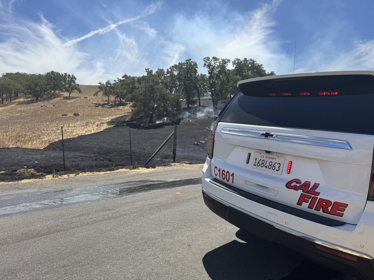 calfireSCU's tweet photo. 🚨 #WatsonFire CAL FIRE crews are on scene of an approx. 8-acre vegetation fire near Watsonville Rd & San Martin Ave just southeast of the @CityofMorganHil . Forward progress has been stopped. https://t.co/P01tN8E5zb