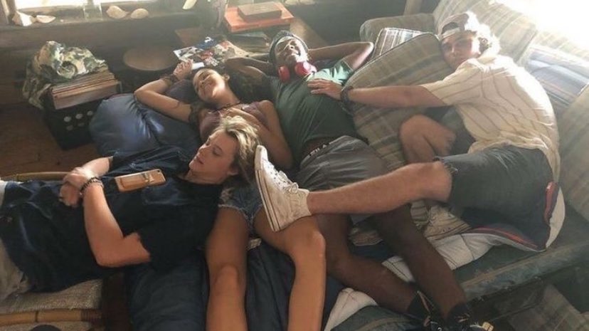 sabwithrinaa's tweet photo. It’s must’ve been a curse on this cast because no way they went from being family to this mess https://t.co/MQXbfhDSmN