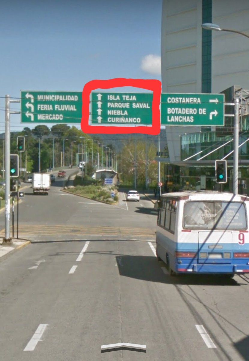 _MalEstacionado's tweet photo. @MTTLosRios Con o sin vehículo detenido es lo mismo... les costará mucho marcar ese acceso con tocones o tachas ?? 
Ahi es la ley de la selva!!!! 
Un embudo por la falta de orden. 
#valdiviacl https://t.co/a1UER4ahAF