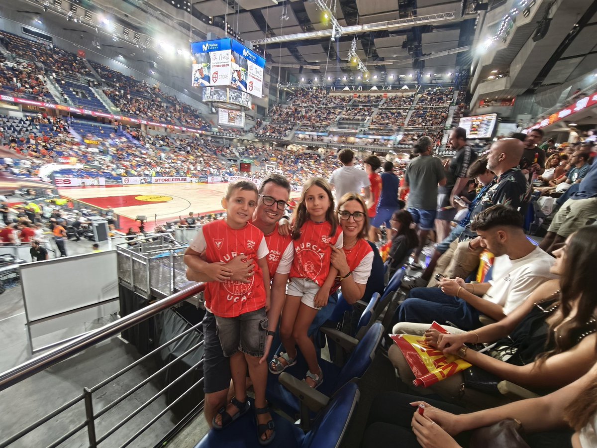 Hemos venido a ver a la selección española presumiendo de equipo y de peña!