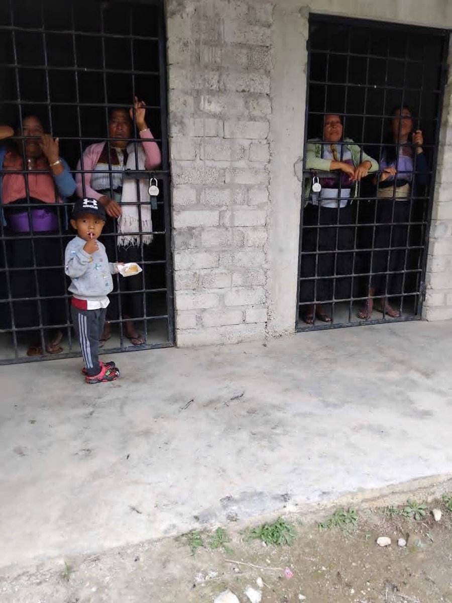 RaulVera63's tweet photo. *Encierran a mujeres en cárcel comunitaria, del municipio de #Chamula.
*mandan la Siguiente denuncia.

21 DE AGOSTO 2025 En la comunidad Pozo, #SanJuanChamula,  el Agente y comités  de la comunidad. Están violentando los derechos humanos de los ciudadanos,  obligandolos a firmar documentos para robarles el terreno de uso comunitario para proveer de agua. El presidente del comité se los roba,  la denuncia es  anónima y la hacen ciudadanos que tienen temor a represarías,  ya que dicen están abusando del poder,  se pide también a las  autoridades competentes la intervención " no mas violencia para las mujeres indígenas "

Lo que les llegue a suceder a las  señoras será responsable el agente junto con toda su comitiva
#ClaudiaSheinbaumPresidenta Sheinbaum Pardo
Presidenta de México un llamado para castigar este tipo de autoridades.
