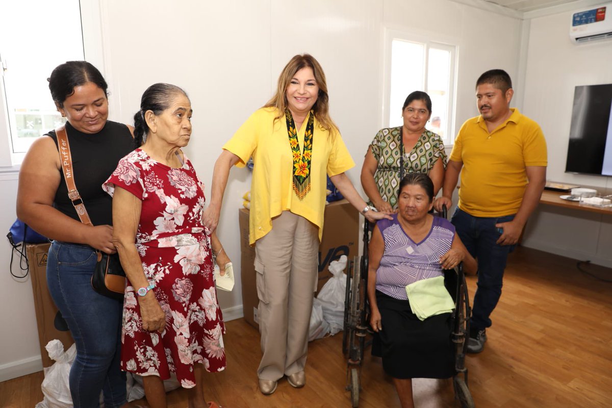 as_salazar's tweet photo. *Primera Dama de la República entrega sillas de ruedas y enseres a población necesitada de Darién*

La población de Darién recibió con alegría a la Primera Dama de la República, @mulinomaricel quien llegó con ayuda humanitaria y enseres para madres y población en situación de discapacidad. 

La visita de la Primera Dama a la comunidad de Metetí se dio en el marco de la celebración de un Consejo de Gabinete Extraordinario, liderado por el Presidente de la República, @JoseRaulMulino .

En la obra en construcción del Hospital de Metetí, la Primera Dama entregó sillas de ruedas para señoras de la tercera edad con movilidad limitada. Las beneficiadas fueron Hermelinda Ramos, oriunda de Santa Fe, y María Ojo Soto, quien llegó desde su casa en Zapayal.

Además de estos dispositivos para movilidad, también recibieron alimentos de primera necesidad.

"Estamos muy contentos de venir y poder ayudar", -expresó Cohen de Mulino - "Estamos trabajando con la gobernación para ver qué cosas más necesitan, y estamos acá para ayudarlas".
Entre lágrimas, las señoras Ramos y Ojo Soto expresaron su gratitud a la Primera Dama, pues estas sillas de ruedas les facilitarán la vida diaria.

Seguidamente, Cohen de Mulino se trasladó hasta el Centro Materno Infantil de Metetí, donde se celebró una Feria Interinstitucional que unió los esfuerzos del Despacho de la Primera Dama y los ministerios de Salud, de la Mujer y el Instituto de Mercadeo Agropecuario (IMA).
Su llegada generó aplausos de la población, en su mayoría madres jóvenes en busca de servicios de salud y de productos de primera necesidad.

La Primera Dama saludó a la población darienita, y en la tolda institucional de su Despacho, regaló juguetes, leche en polvo, bolsas de arroz y cajas de enseres que incluían pañales desechables, utensilios de aseo y enseres para la cocina.