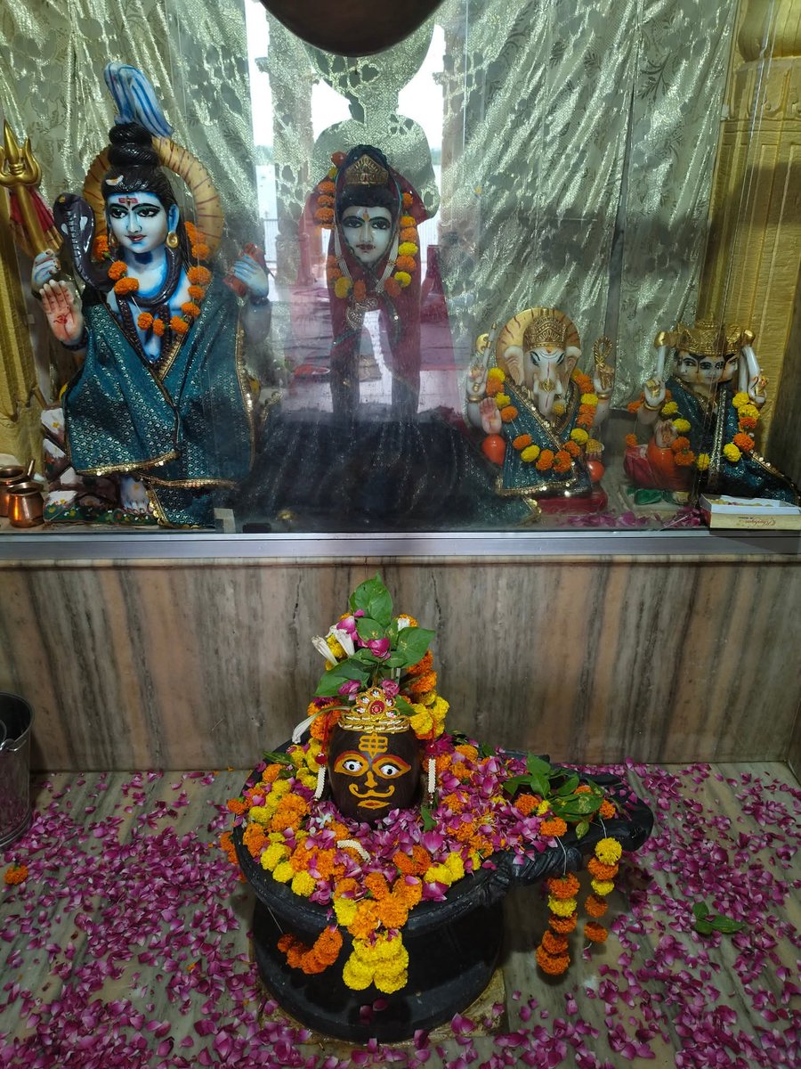GopalSinghEdwa's tweet photo. भाद्रपद के पावन माह में ईडवा अवस्थित दिव्य श्रीओंकारेश्वर महादेव मंदिर में सपरिवार सहस्रधारा अभिषेक करने का सौभाग्य प्राप्त हुआ। इस मंगल अवसर पर स्नेही ग्रामवासियों का भी सानिध्य रहा।

भोलेनाथ की अनंत कृपा-दृष्टि हम सब पर सदैव बनी रहे।
#edwa #ईडवा 
#mahadev #bambholenath #Shankar #rajasthan
